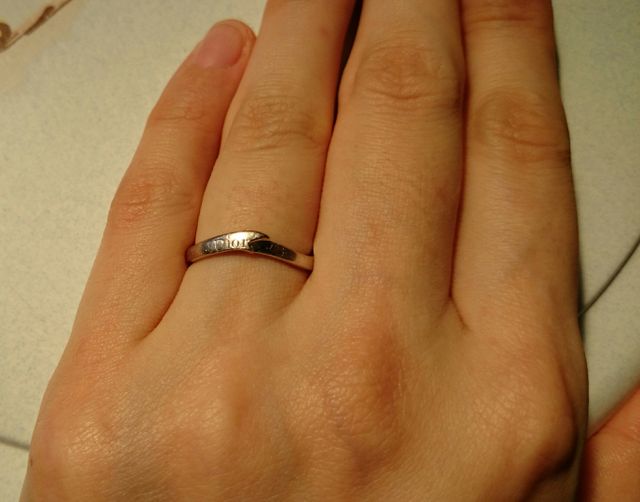 リボンの形。刻印のみでシンプル