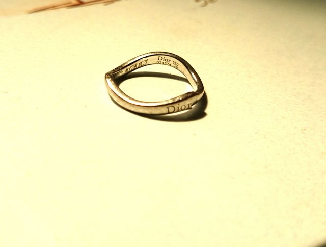 うねっているので指にはめやすい