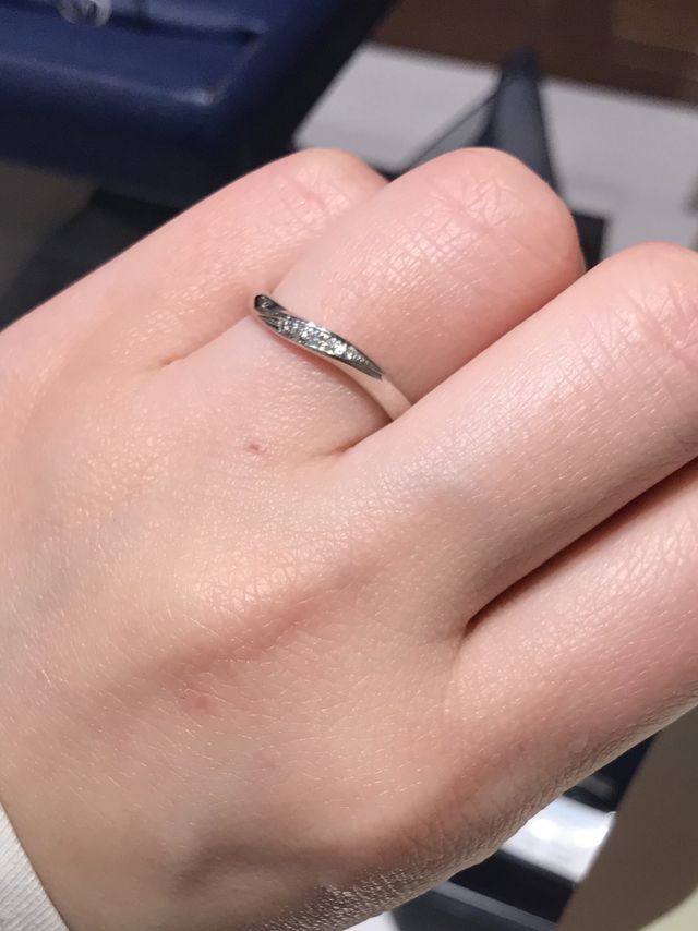 ダイヤの入ったウェーブデザイン