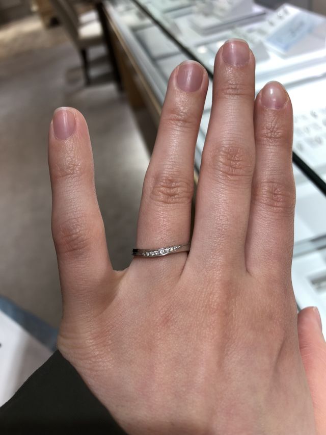 中央にダイヤが埋め込まれているタイプです。