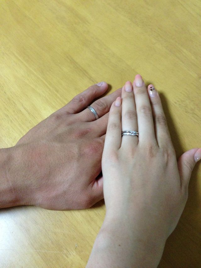 右手の上についてるのが婚約指輪で下が結婚指輪