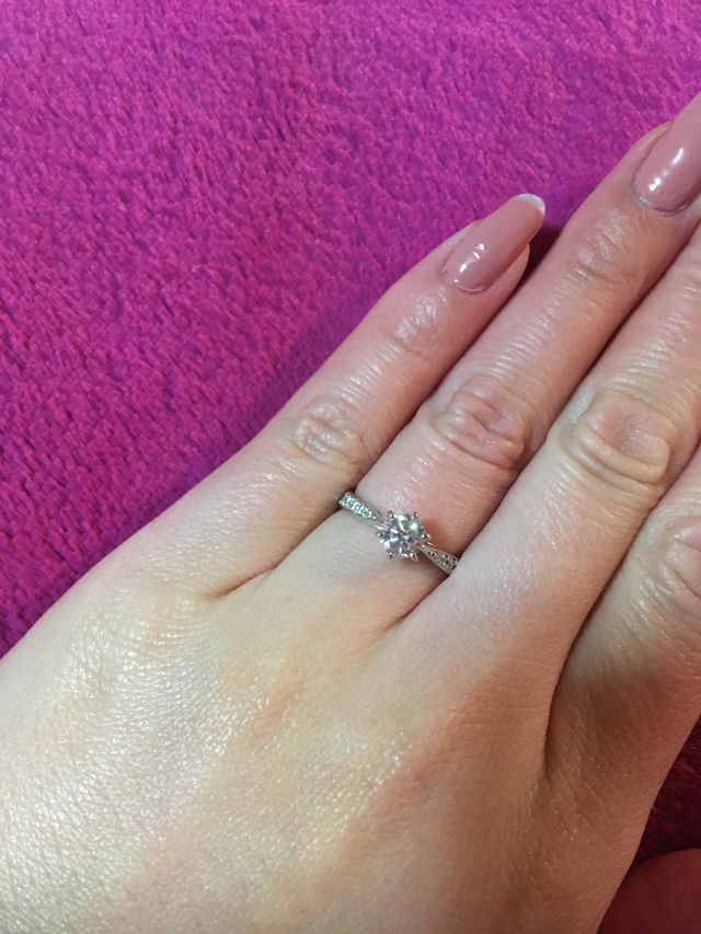 リングの周りにもダイヤが付いているデザインとなっています。