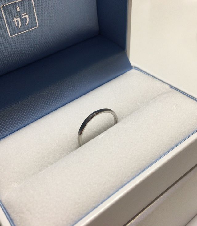 表面につや消し加工が施されているシンプルなデザインです。