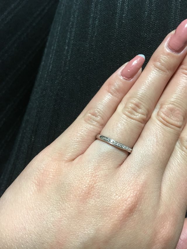 少しカーブがかかったデザインとなっています。