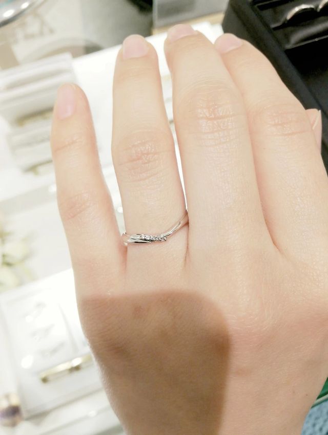 Vラインのデザインでメレダイヤが少ない結婚指輪