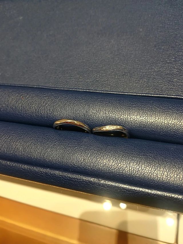 ウェーブラインで、メレダイヤが斜めに施されたデザイン