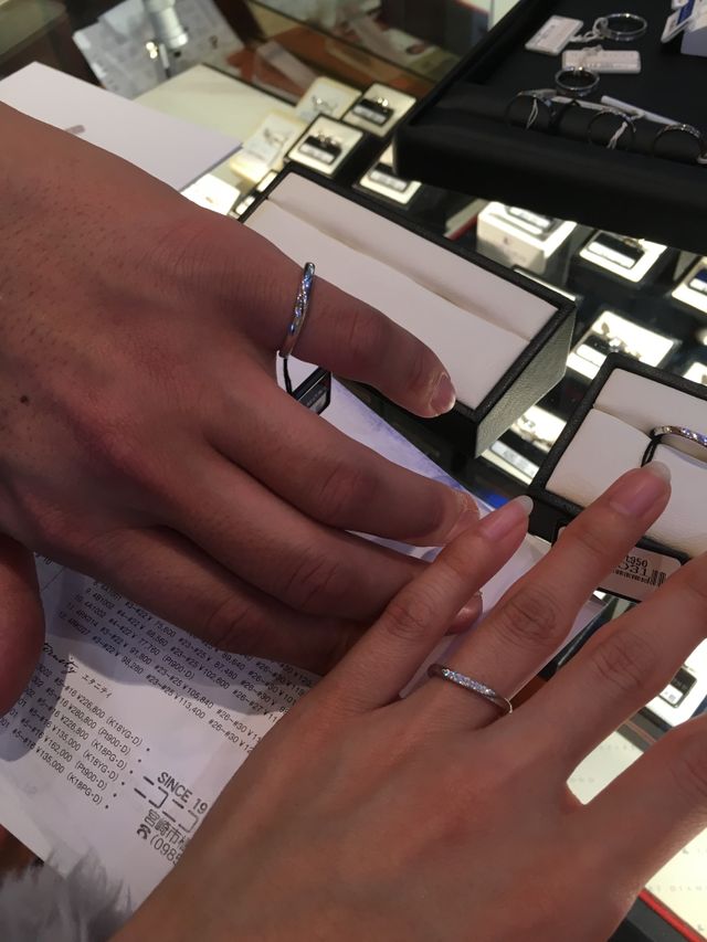 旦那のつけている指輪は、私が迷っていた２つのうちの１つです。