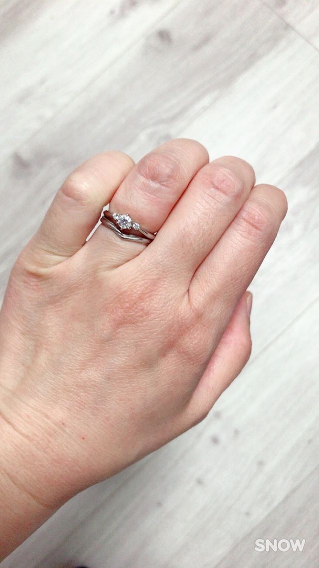 シンプルな結婚指輪に合うようなデザインにしました。