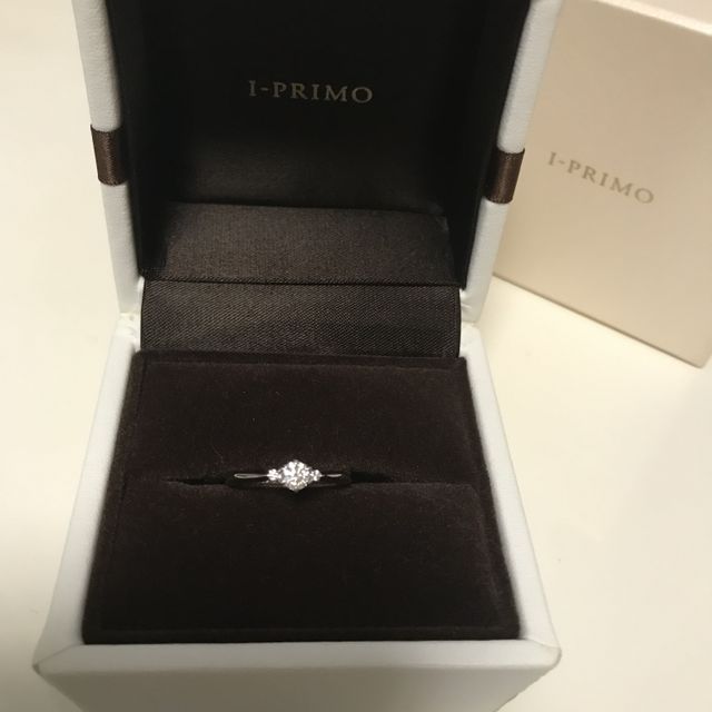 両サイドには小さなダイヤが付いているので豪華に見えます。