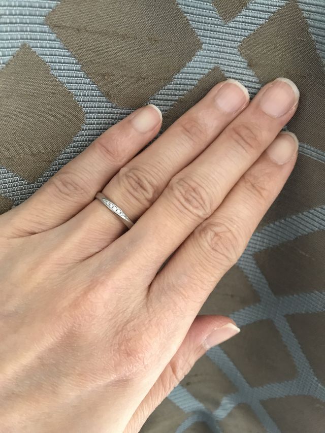 細めのプラチナリングです。メレダイヤが入っています。