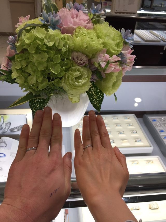 購入後、その場でサイズ確認で指輪交換したときの写真です