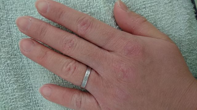 指輪にティファニーの名前が書かれてます。