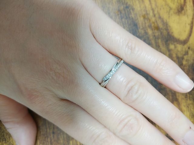 指輪をつけている写真。中心が拗れるようなデザインです。