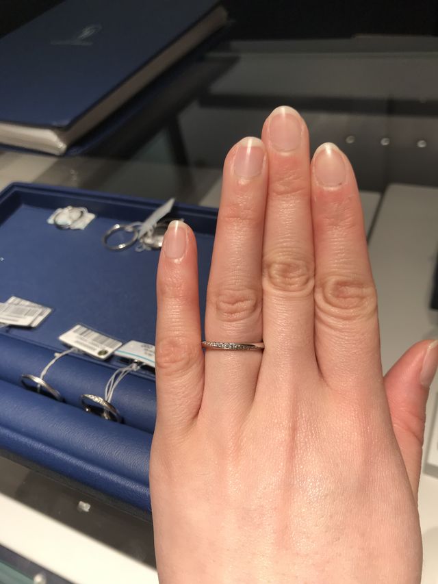 ななめにメレダイヤがぎっしり入っていてゴージャスで可愛かった