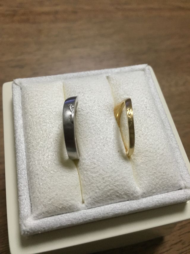 裏面には二人の愛犬のしっぽをモチーフにしたデザインを刻印。