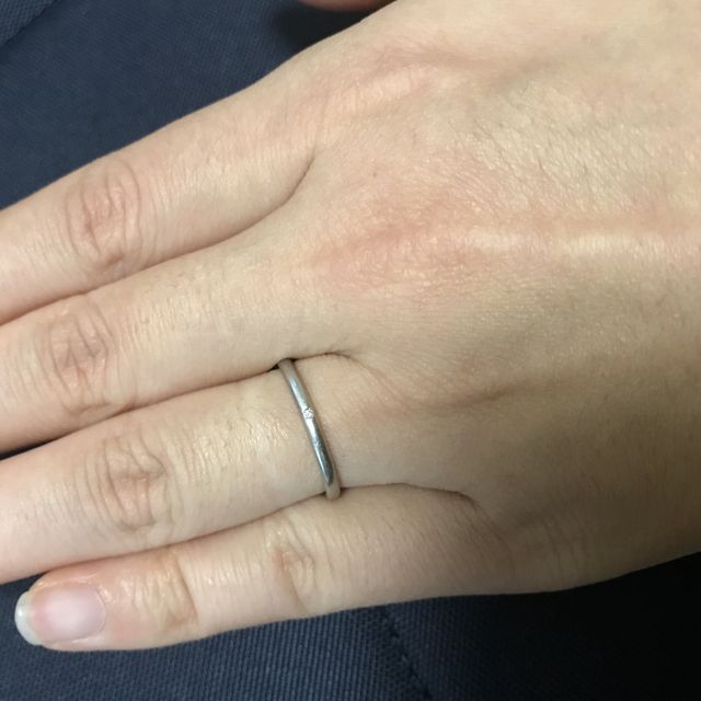 シンプルだけどワンポイントでメレダイヤが付いています。