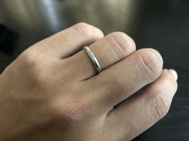 シンプルに小さなダイヤが1粒埋め込まれているものです^ ^