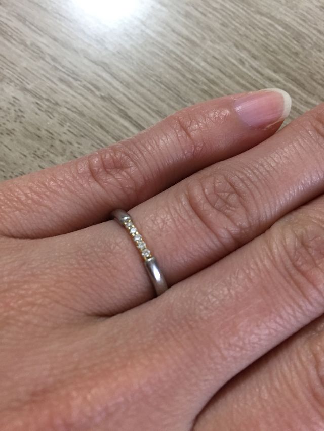 ダイヤが5個並んでいます。その下部分だけゴールド色です。