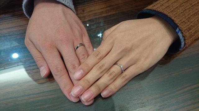 結婚指輪を受け取りに行った時に撮っていただいた写真です。