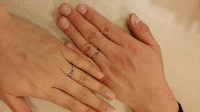 入籍当日に2人で撮ったものです。同じデザインの指輪です。