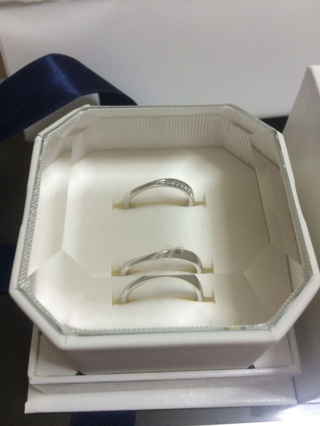 滑らかなS字のデザインで、プラチナ製。着け心地が良いです。