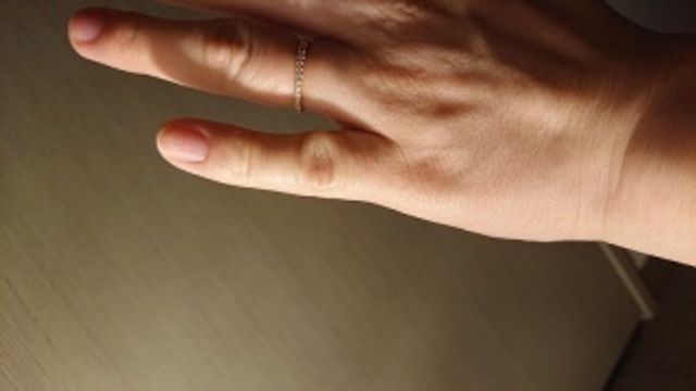 細いデザインで指も細くキレイに見えます。キラキラが素敵