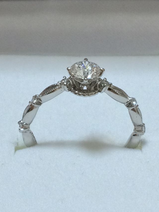 ダイヤの台座が王冠のようなデザインで気に入ってます。