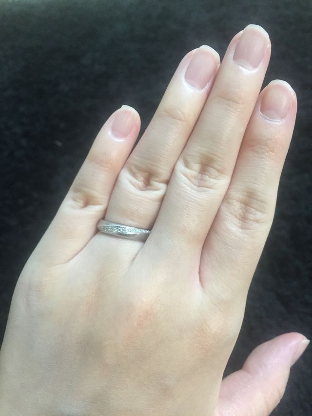 シンプルなプラチナリングにダイヤがあしらわれています。