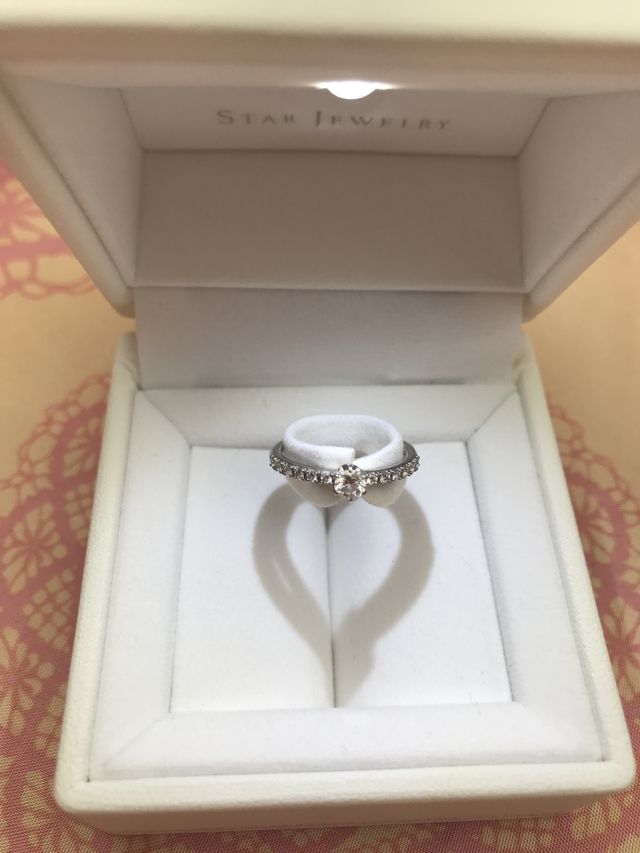 指輪を箱に入れた状態の写真です。