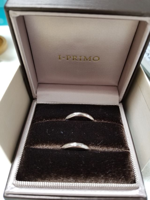 太めのリングです。女性ものに1つダイヤがあり少しデザインあり