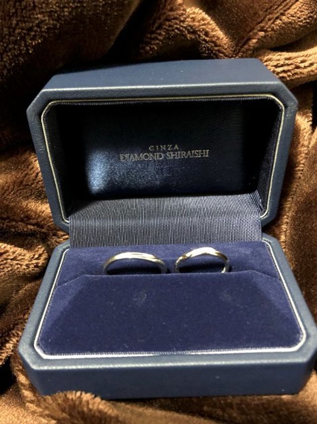 指輪をボックスに入れて写真を撮りました