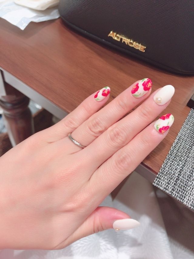 小粒のダイヤがシンプルで、指輪綺麗に細く見せてくれます。