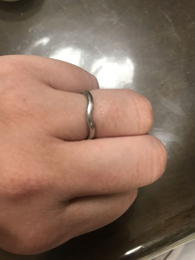リングがまっすぐではなく、少しクネット曲がってます。