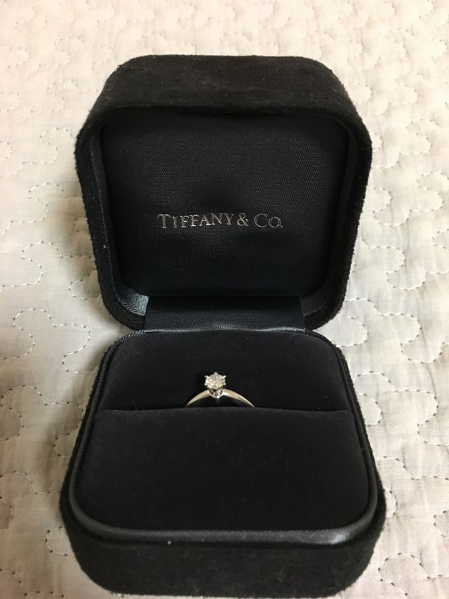 ティファニーの婚約指輪の中でも王道の物です。