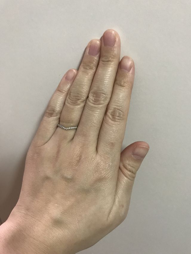 指輪をはめている写真です。