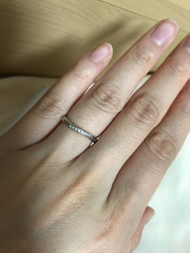 ねじりが入っているデザインで、ダイヤが散りばめられています！