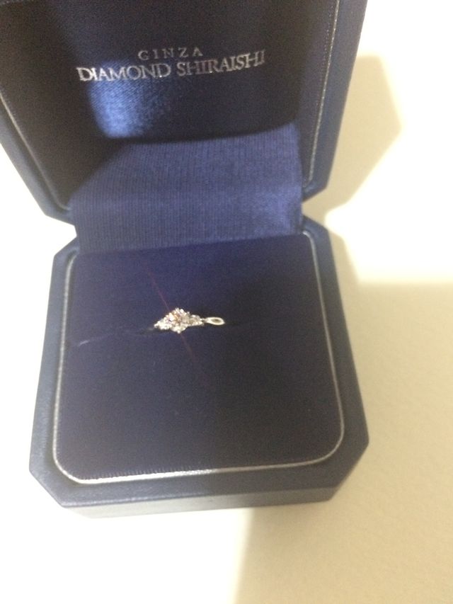 ダイヤモンドが3つ並んでるデザインの婚約指輪。