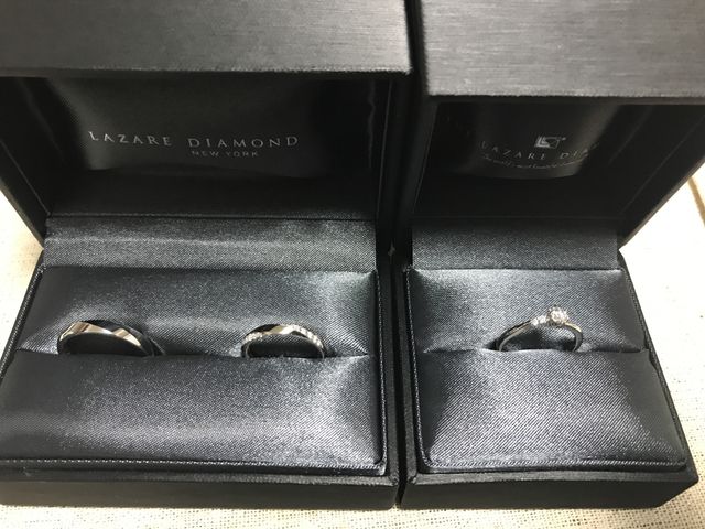 結婚指輪と婚約指輪を重ねてつけたく合うものを選びました。