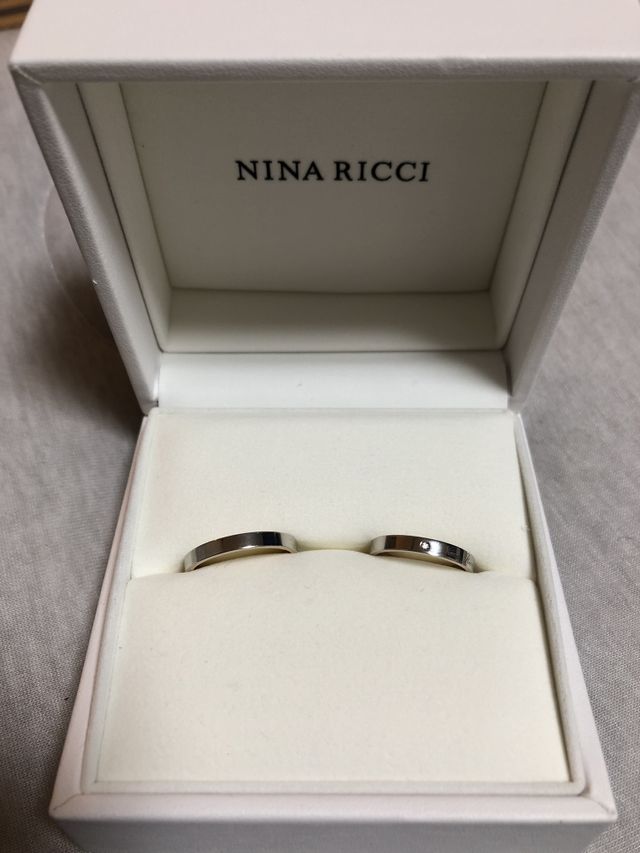 男性はブランド名の彫刻なし
女性にはブランド名の彫刻ありを。