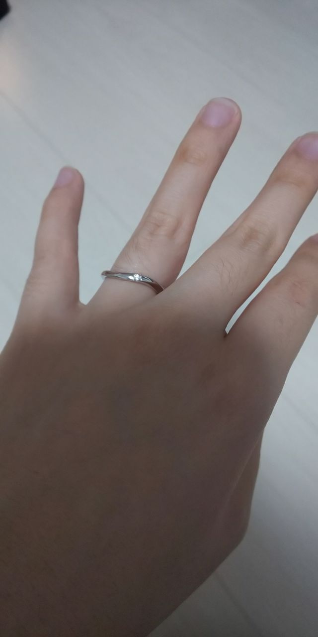 ウェーブが入っており、中央に小さめの石が入っているタイプです