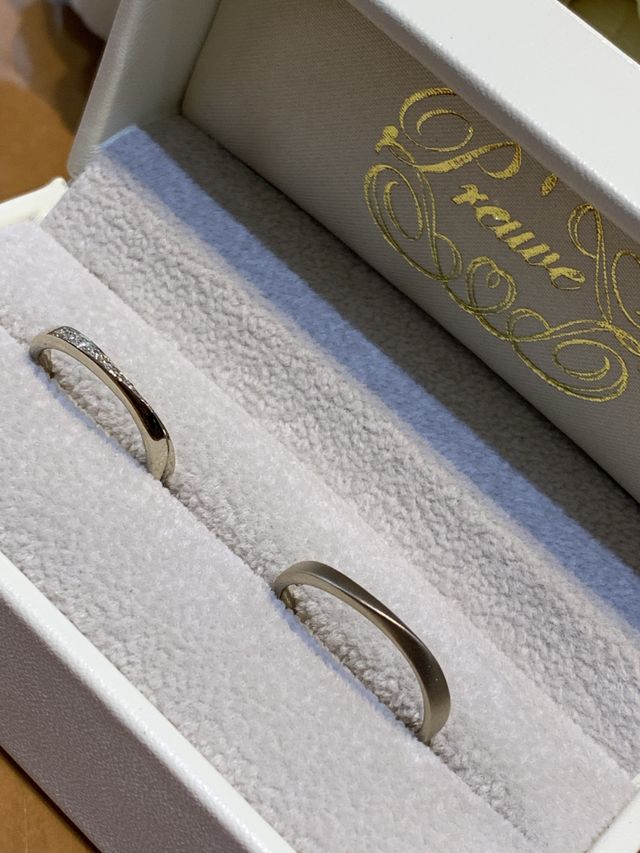 シャンパンゴールドが決め手の結婚指輪