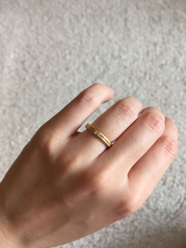 優しい色味のイエローゴールドに一粒ダイヤモンド