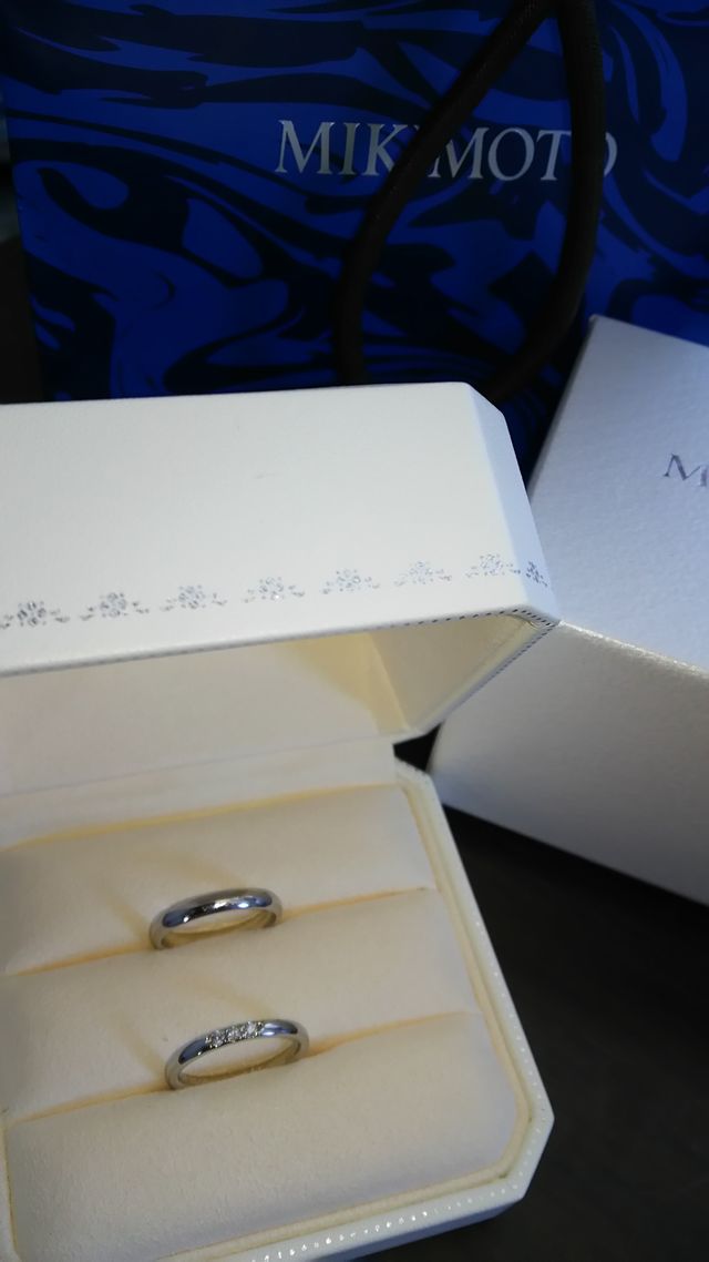 ＭＩＫＩＭＯＴＯ にて。女性ものは中央にダイヤモンドが３つ。