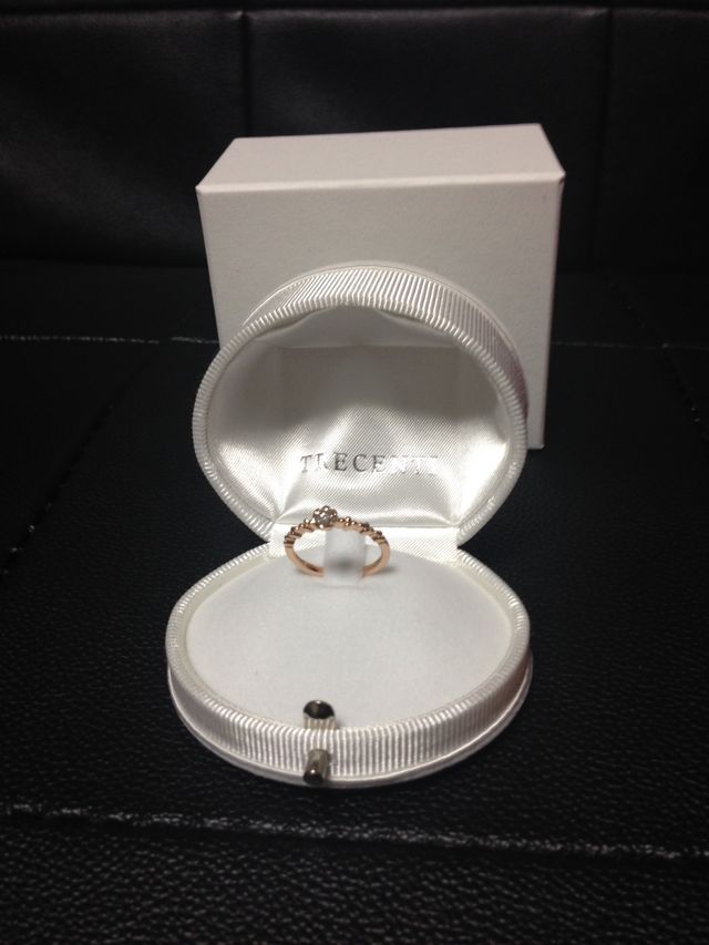 トレセンテの婚約指輪です。色はピンクゴールドです。