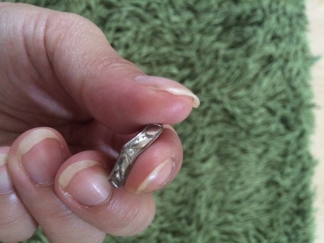 羽の模様と小さなダイヤがかわいい♡