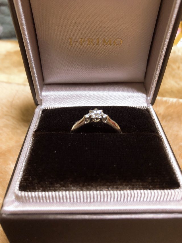 横から見るとハートのリング