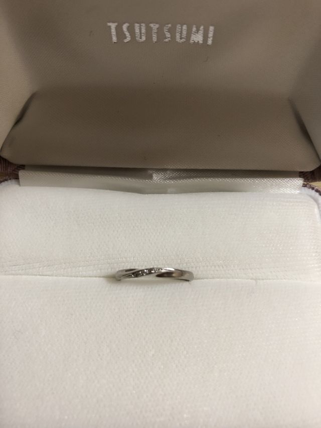 さり気ない感じの指輪が良くてこちらにしました！