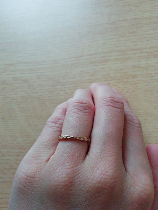 反面のみミル打ちされ、ダイヤが埋め込まれています。