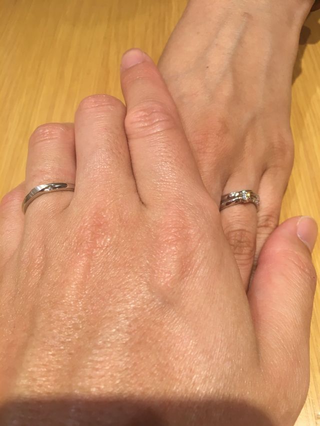 左が新郎結婚指輪、右上が新婦結婚指輪、右下が新婦婚約指輪です