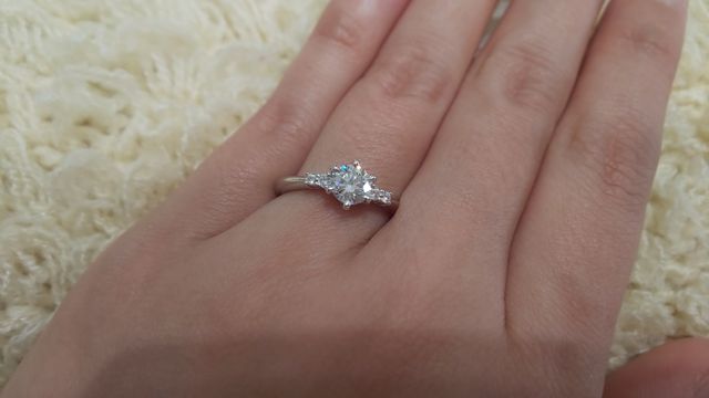 婚約指輪のみの写真です。
結婚指輪との重ね付けも可愛いです！